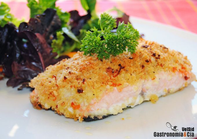 Salmón al horno con costra de naranja y parmesano