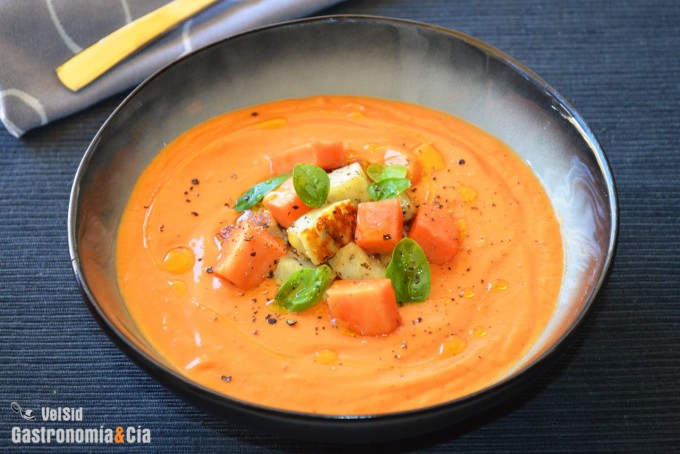 Salmorejo de papaya con queso halloumi y albahaca