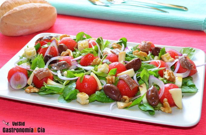 Ensalada de sandía, anchoas y queso ahumado