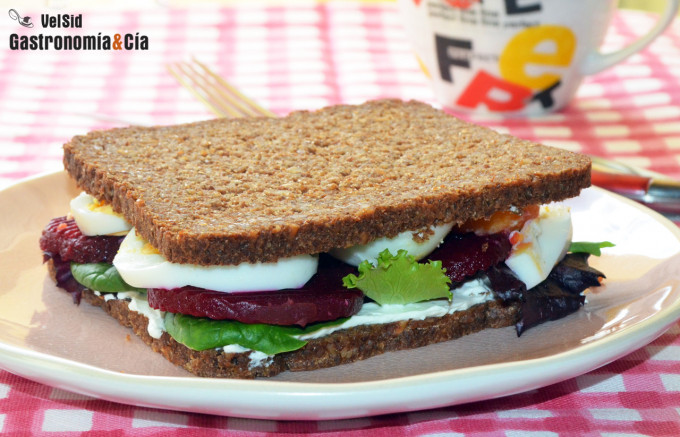 Sándwich de pan de centeno con huevo duro y remolacha