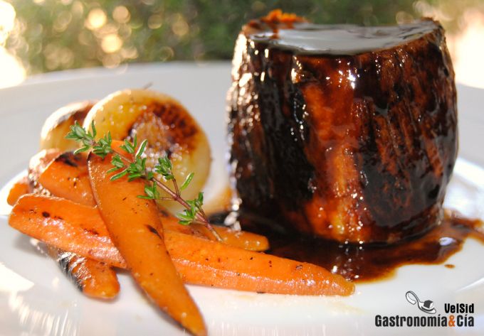 Solomillo con salsa hoisin, zanahorias ahumadas y cebol