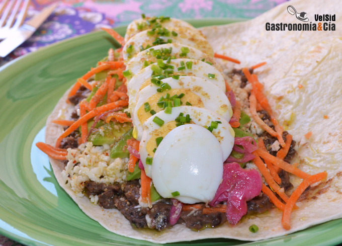 Tacos de fríjoles negros, coliflor, aguacate y huevo