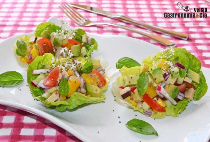 Tacos de lechuga con tofu ahumado, aguacate y vinagreta