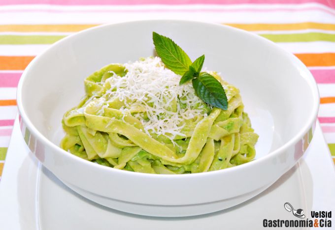 Tallarines con pesto de guisantes y pistachos