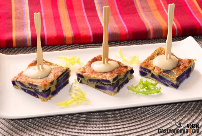 Pincho de tortilla de patata violeta con cebolla carame