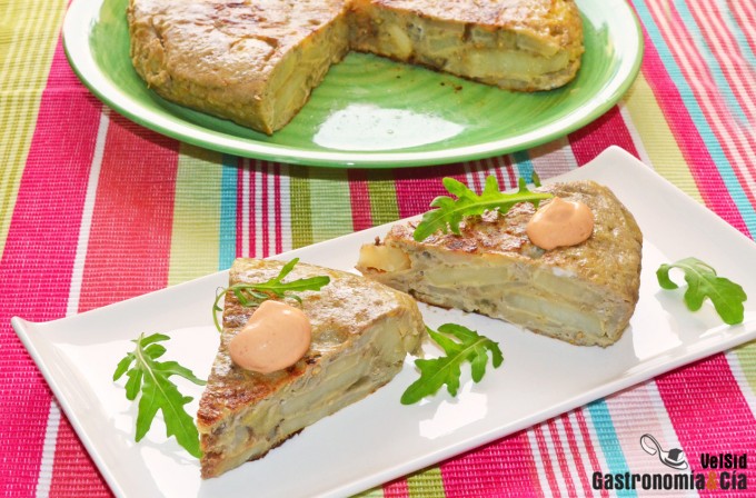 Tortilla de patatas, berenjena y anchoas