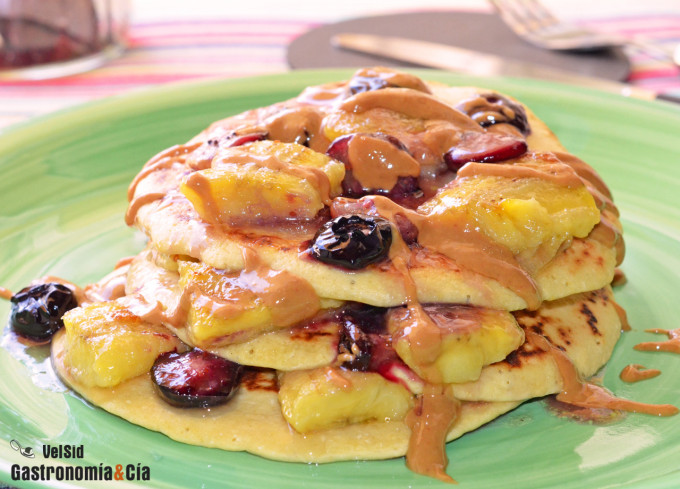 Tortitas de garbanzo con plátano, arándanos y crema de 