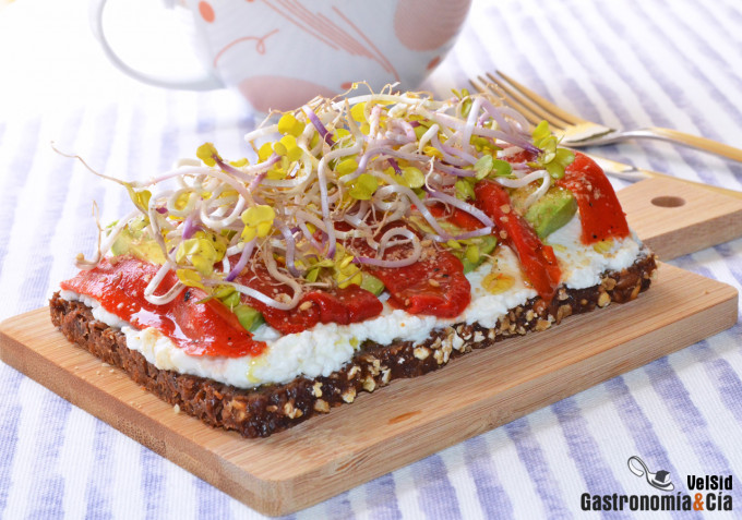 Tostada integral con aguacate, pimiento asado y germina