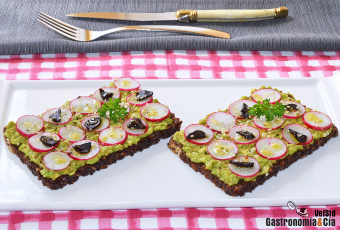 Tostada de aguacate, rabanitos y ajo negro