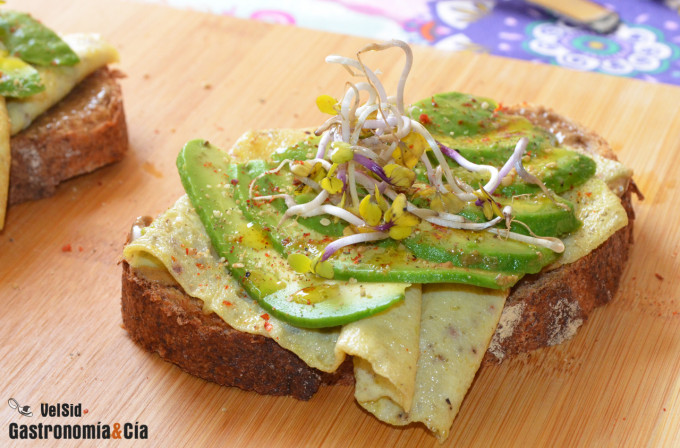 Tostadas de espelta con tahini, tortilla y aguacate