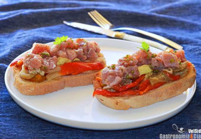 Tosta de escalivada con mostaza y tartar de atún, un bo