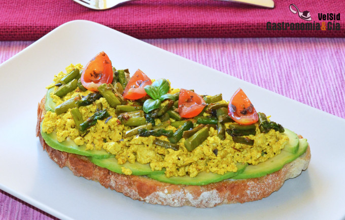 Tostada de aguacate, revuelto de tofu y espárragos 