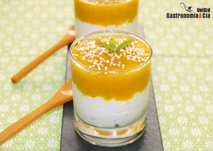 Yogur con mango y hierbabuena