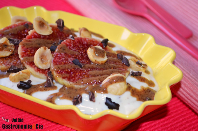 Yogur griego con chocolate, higos y mantequilla de avel