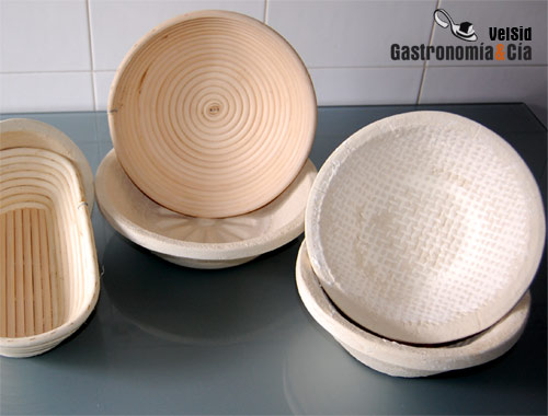 Masa de pan artesanal leudando en cestas de fermentación creadas con ia  generativa