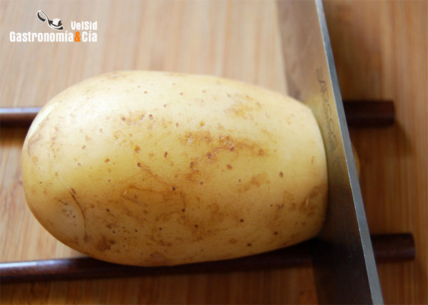 Cómo cortar patatas Hasselback