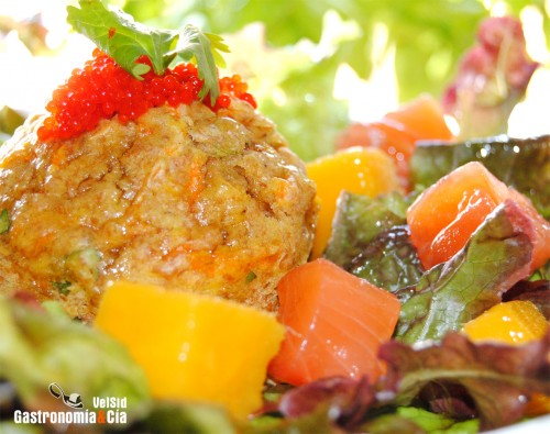 Ensalada de salmón y mango con muffin de zanahoria Gastronomía Cía