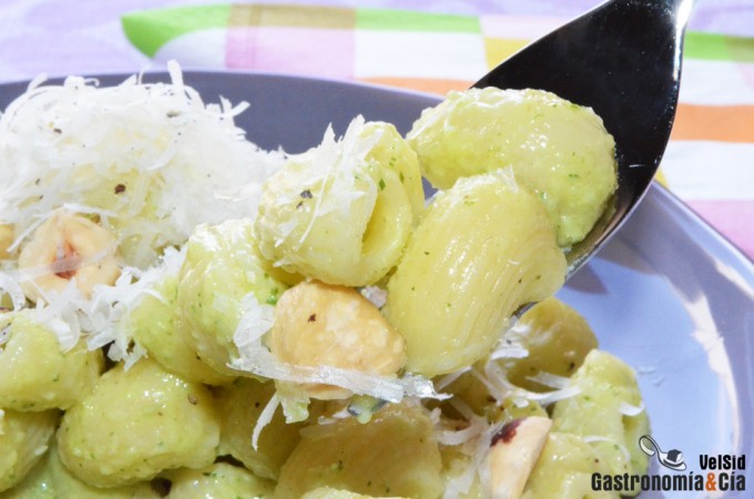 Pasta con pesto de eneldo y manzana