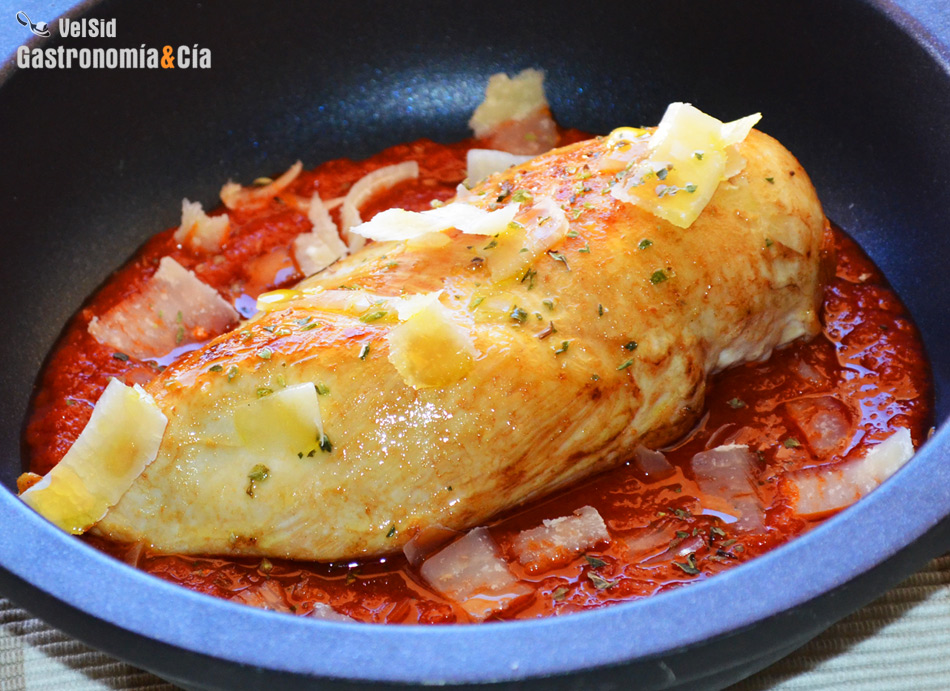 Pechuga de pollo con salsa de tomates tatemados