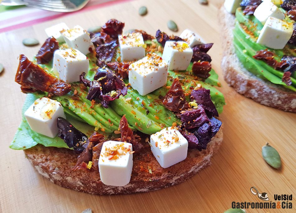 Tostada con aguacate y tomate, Receta