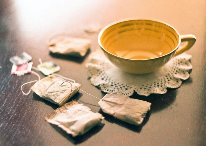 Una bolsita de té libera millones de microplásticos