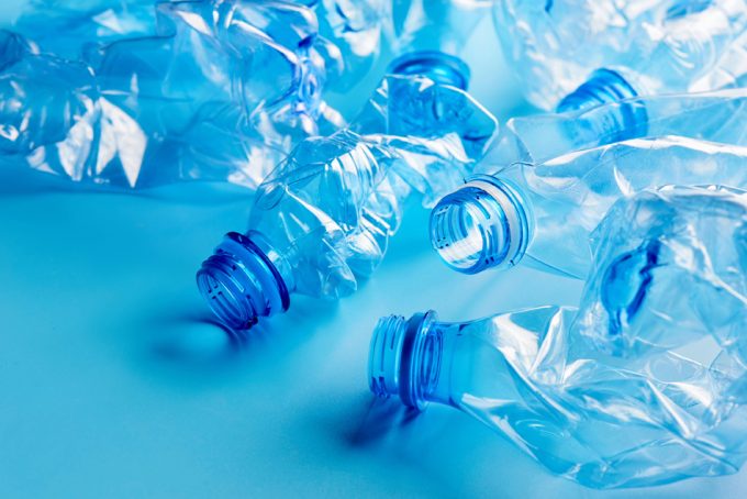 La industria engaña a los consumidores con el lavado de imagen ecológico del reciclado de las botellas de plástico