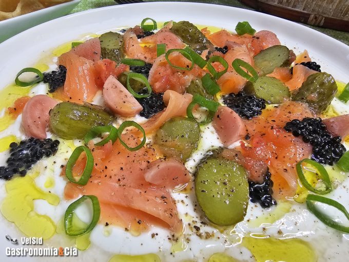 Ensalada de salmón y pepinillos