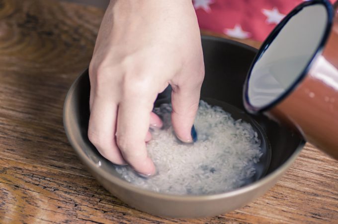 Beber agua resultante de arroz remojado