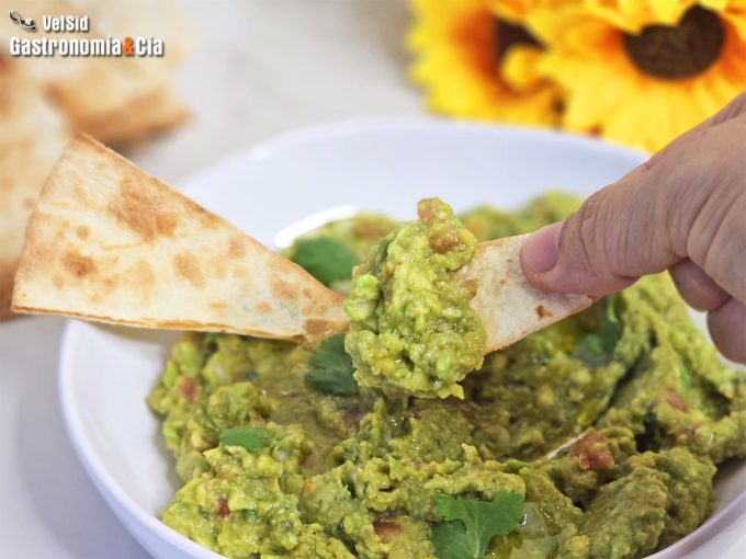 Brocomole o guacamole con brócoli