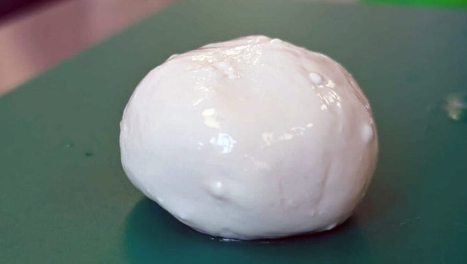 Mozzarella elaborada con caseína de origen no animal