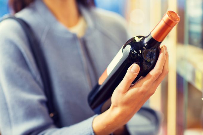 Reproducir estereotipos femeninos en las etiquetas del vino