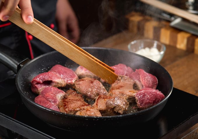 Cocinar carne y que suelte agua