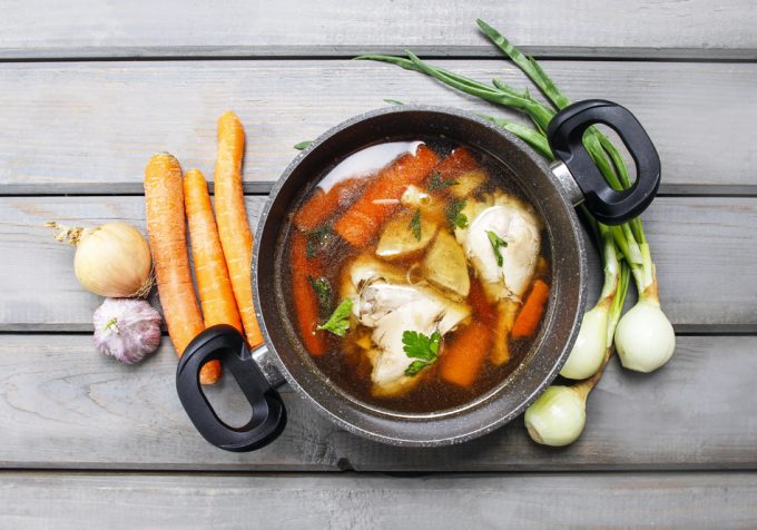 Caldo de pollo casero y tradicional