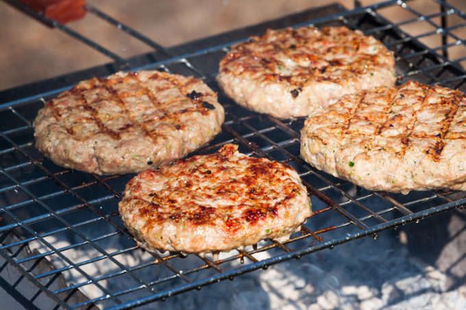 Cocinar mal la carne es un riesgo de seguridad alimentaria