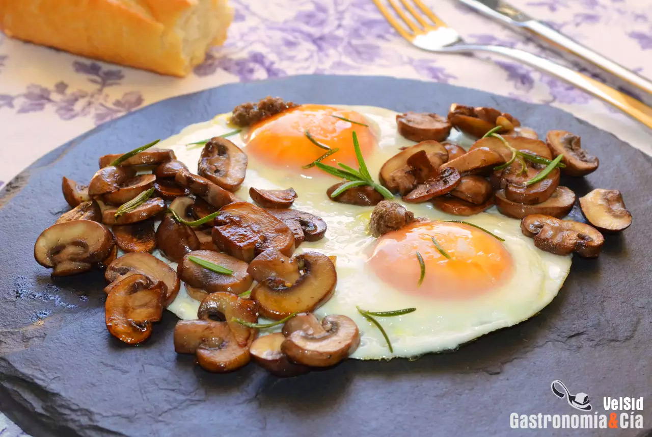 12 recetas con champiñones y huevos para improvisar una comida fácil y deliciosa