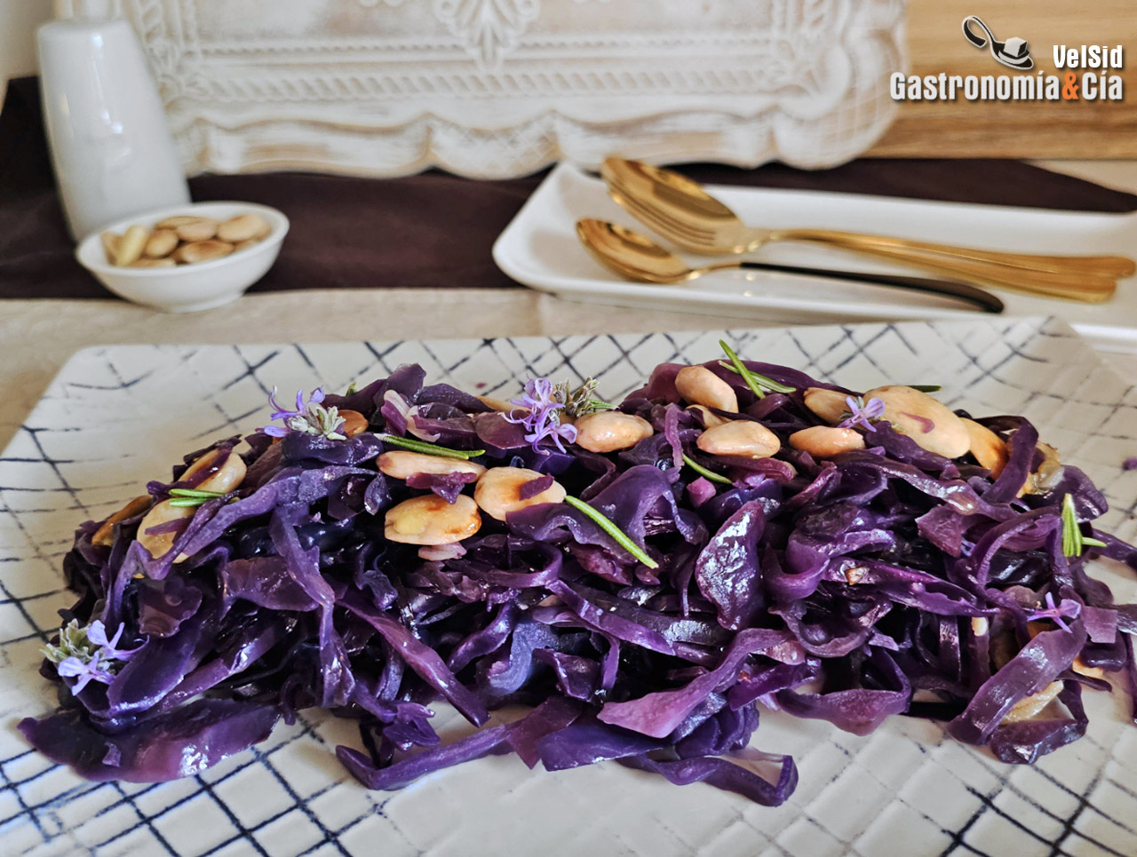 Receta de col lombarda con almendras, una guarnición para repetir