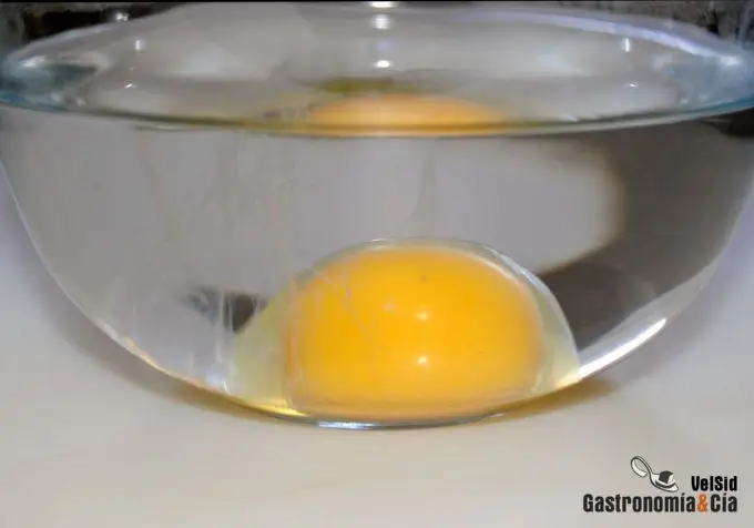 Cómo hacer un huevo cocido en el microondas en vaso. Receta fácil